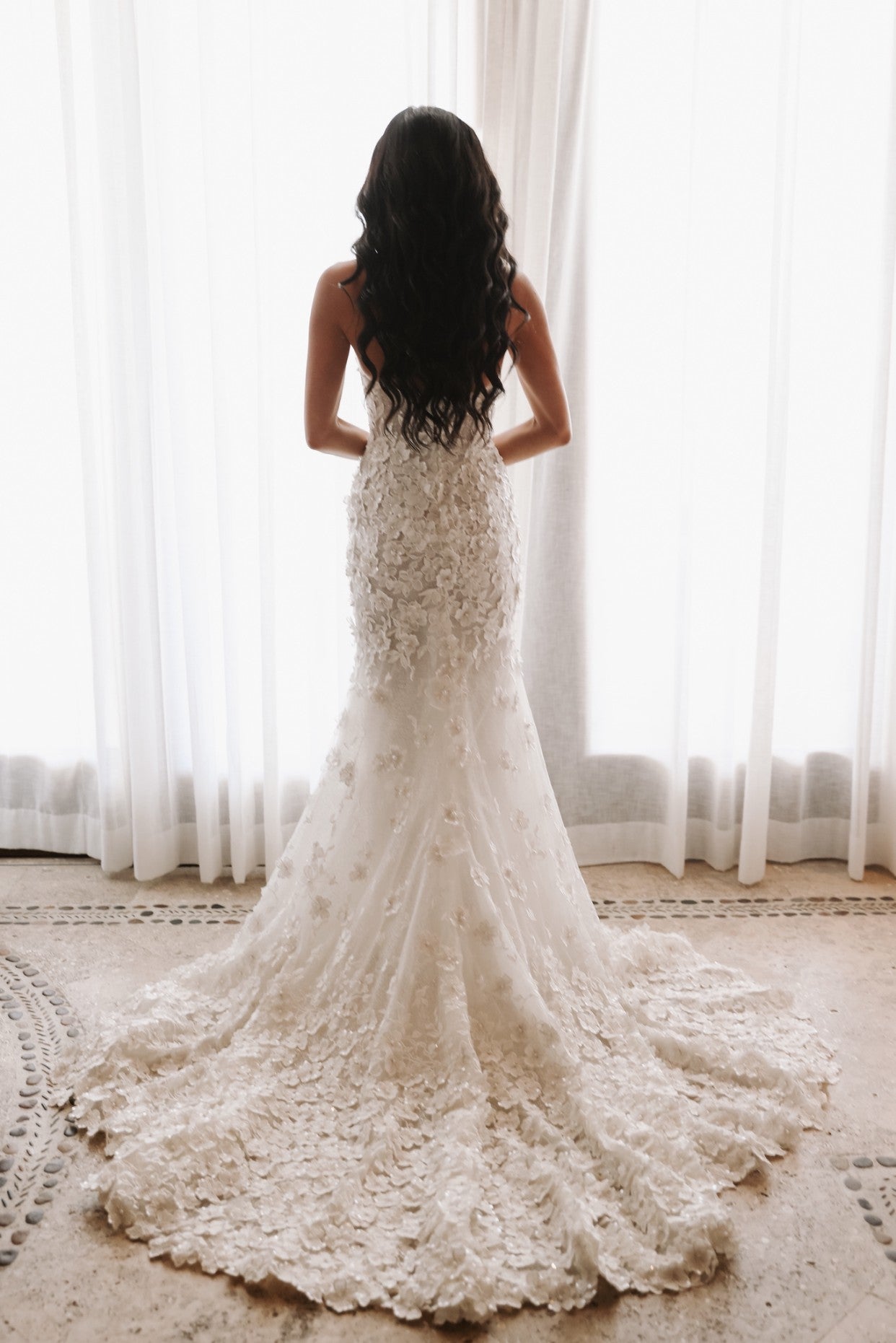 C2024-SL38 - robe de mariée fluide sans bretelles avec ornements en dentelle perlée