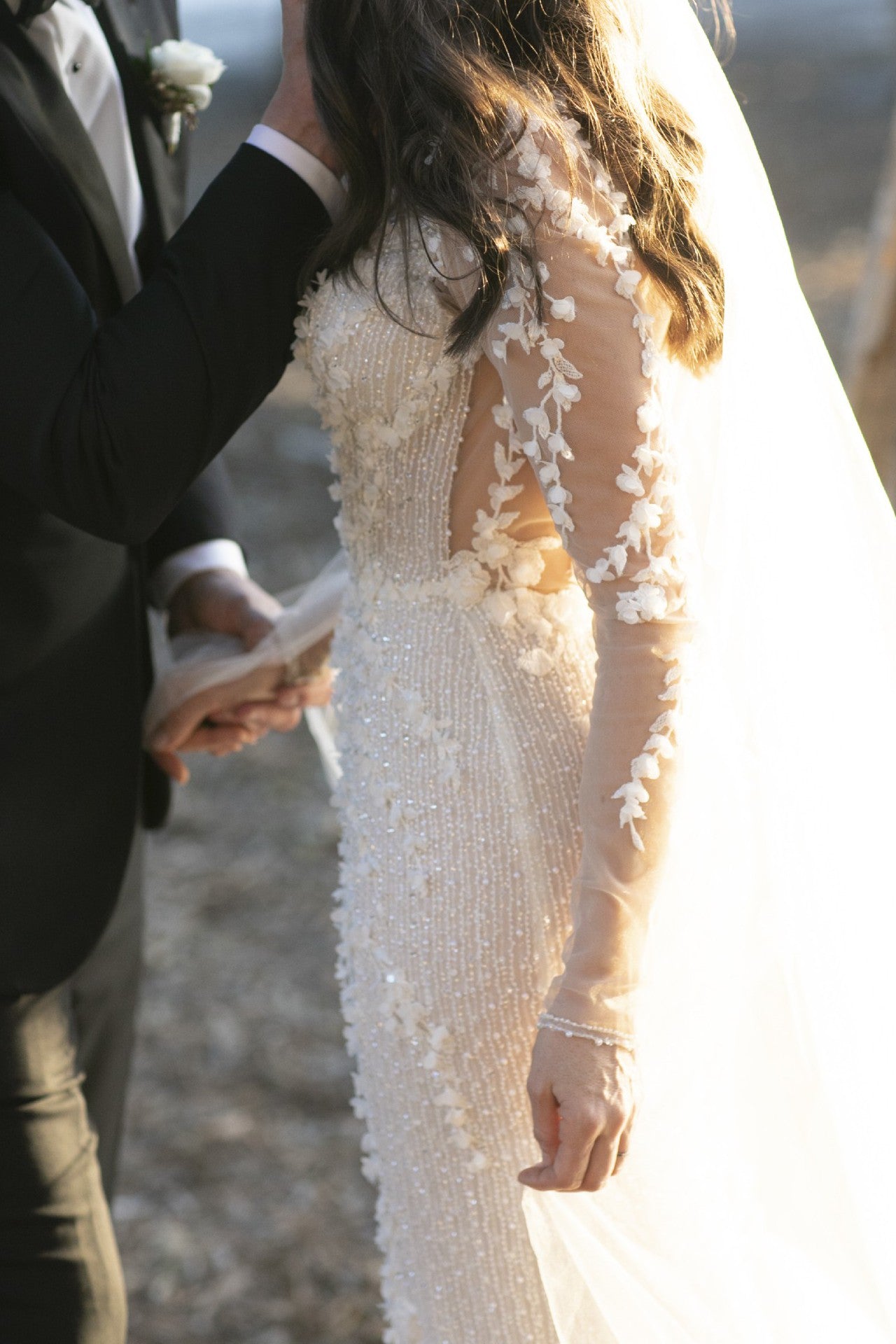 C2024-LS81s - robe de mariée transparente à manches longues et ornée d'un buste sexy à col en V