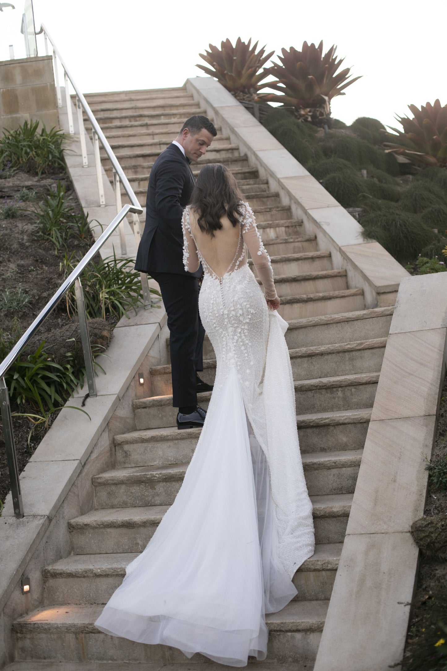 C2024-LS81s - robe de mariée transparente à manches longues et ornée d'un buste sexy à col en V