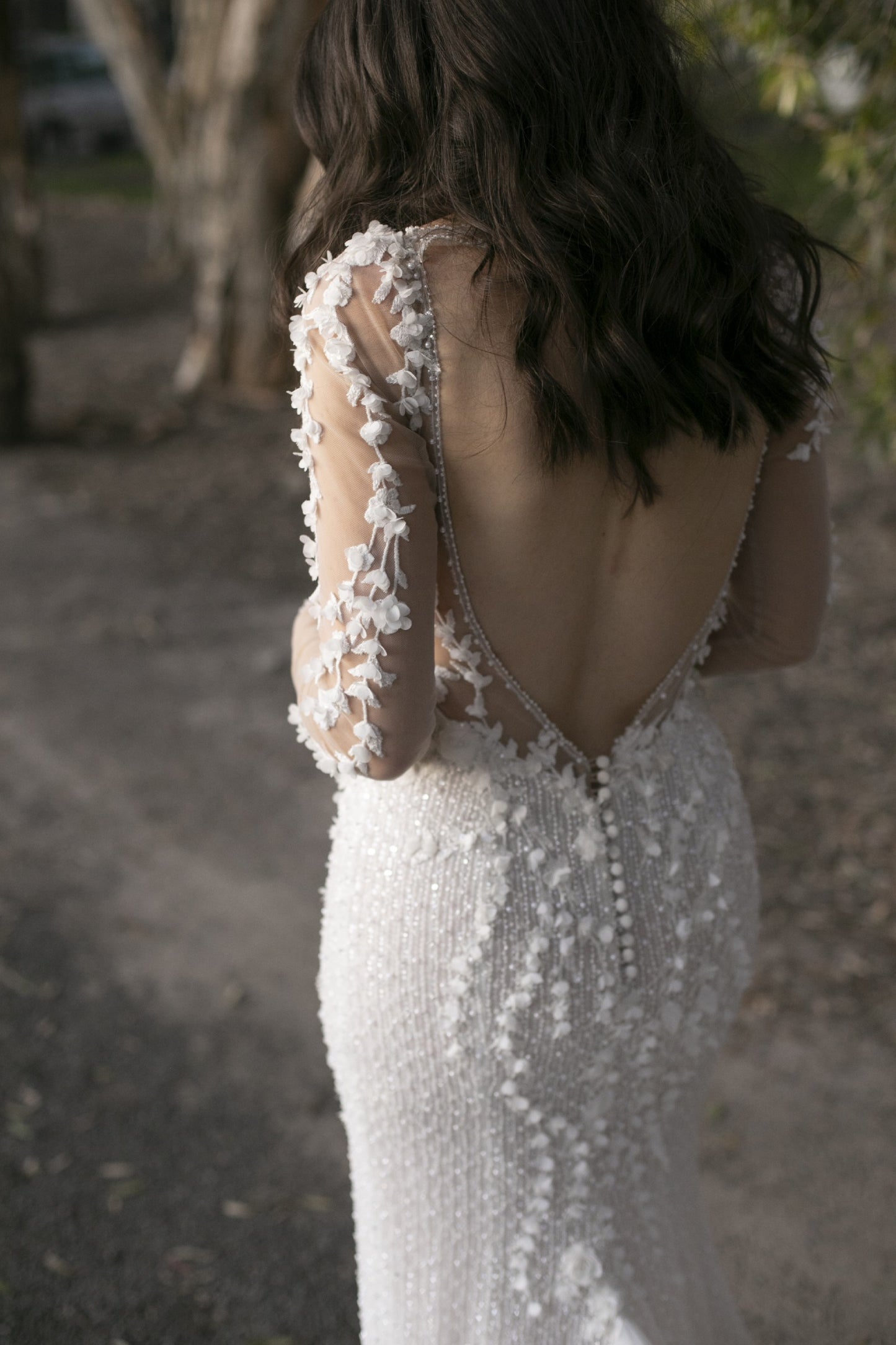C2024-LS81s - robe de mariée transparente à manches longues et ornée d'un buste sexy à col en V