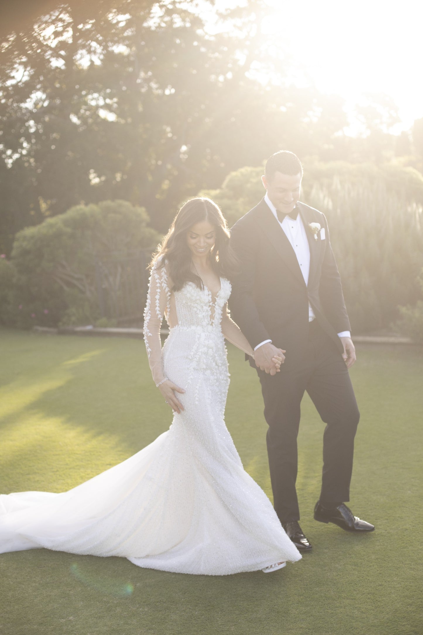 C2024-LS81s - robe de mariée transparente à manches longues et ornée d'un buste sexy à col en V