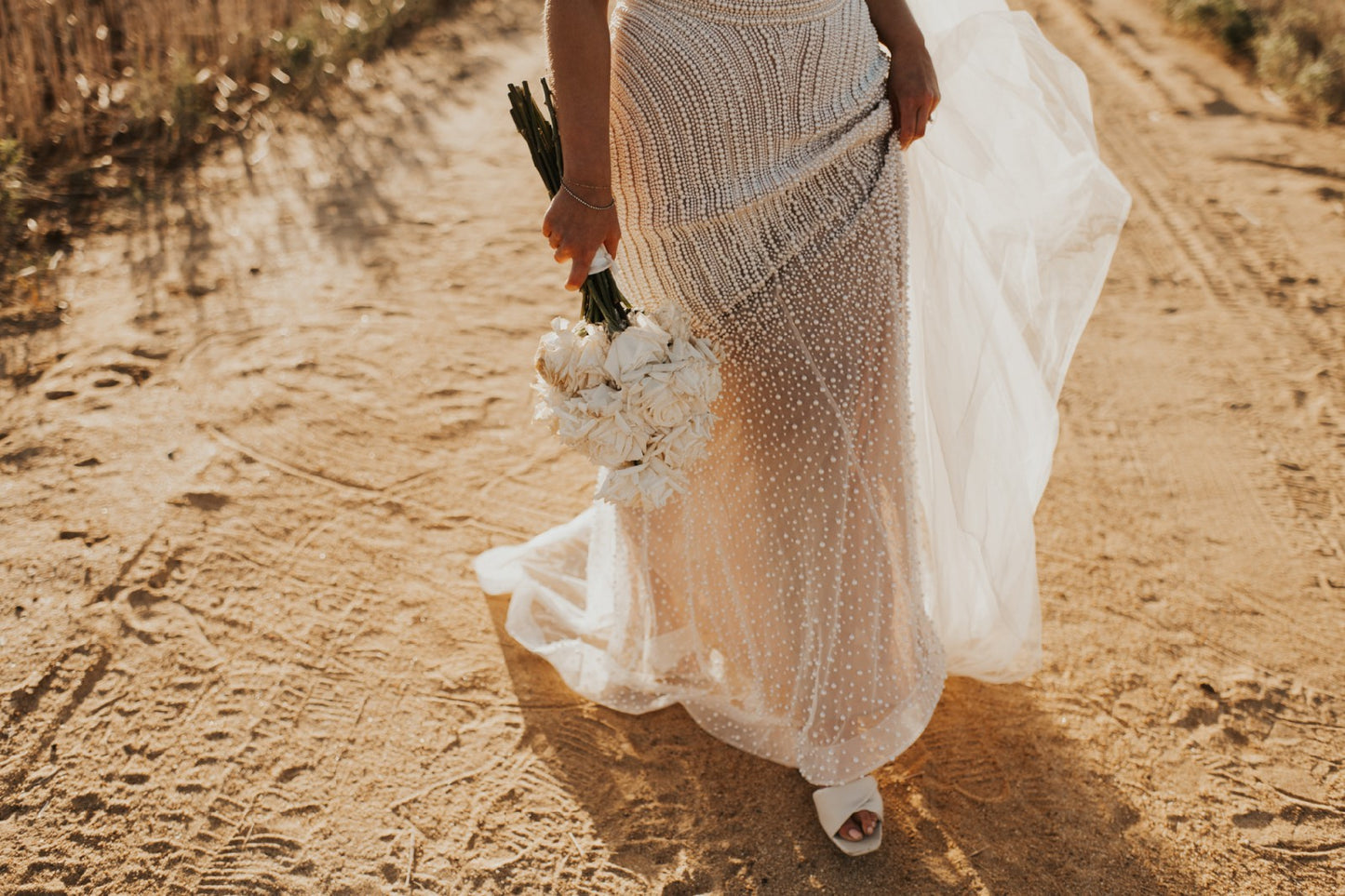 C2024-VPS66 - Vestido de novia de talla grande sin mangas con escote en pico y pedrería