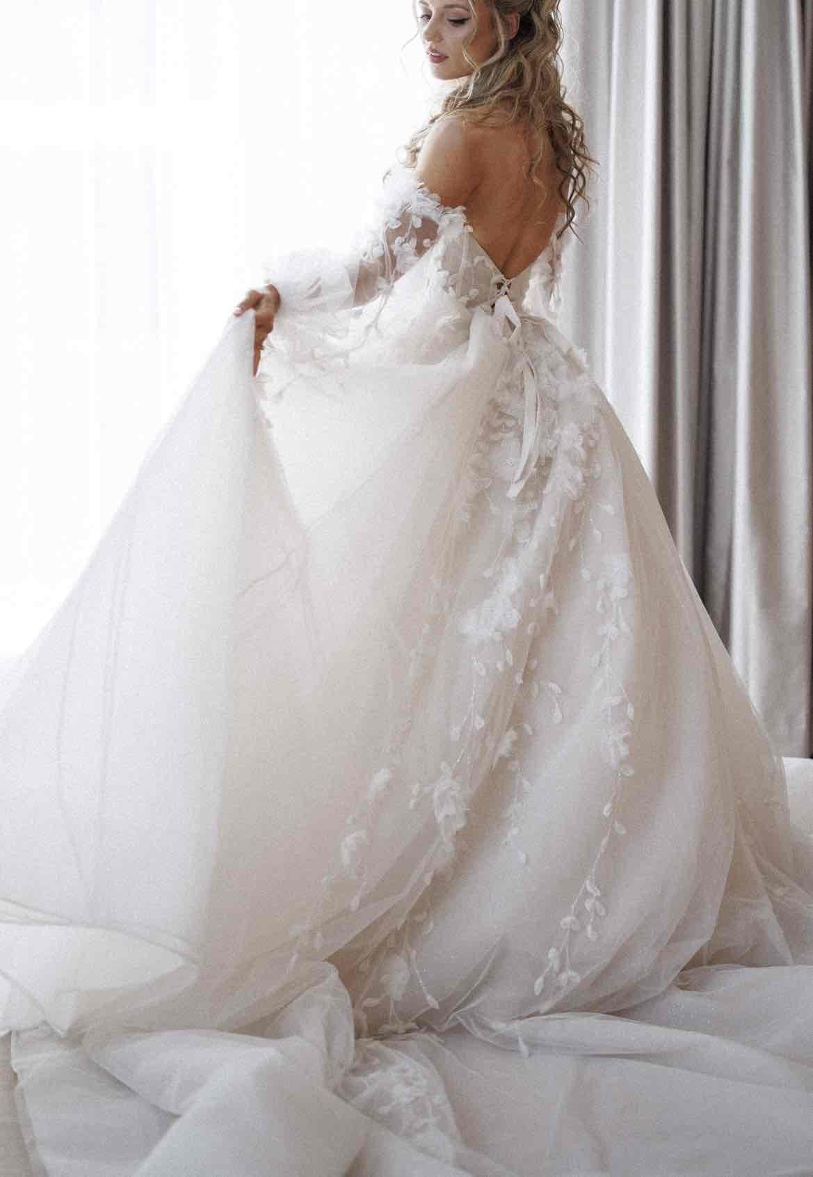 C2024-LSg27 - Robe de bal de mariée Bishop à manches longues avec décolleté à épaules dénudées.