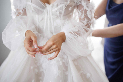 C2024-LSg27 - Vestido de novia estilo obispo de manga larga y escote con hombros descubiertos.