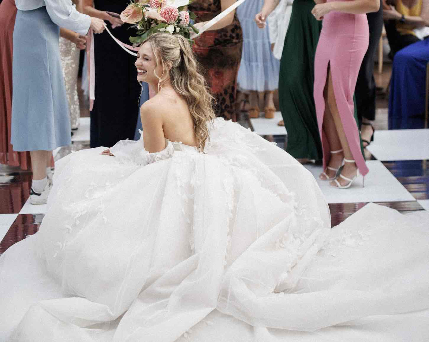 C2024-LSg27 - Robe de bal de mariée Bishop à manches longues avec décolleté à épaules dénudées.