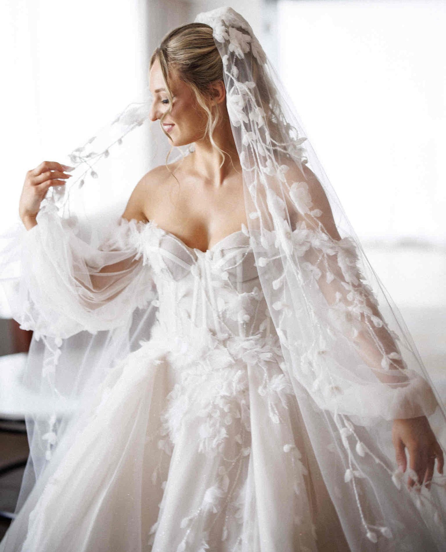 C2024-LSg27 - Robe de bal de mariée Bishop à manches longues avec décolleté à épaules dénudées.
