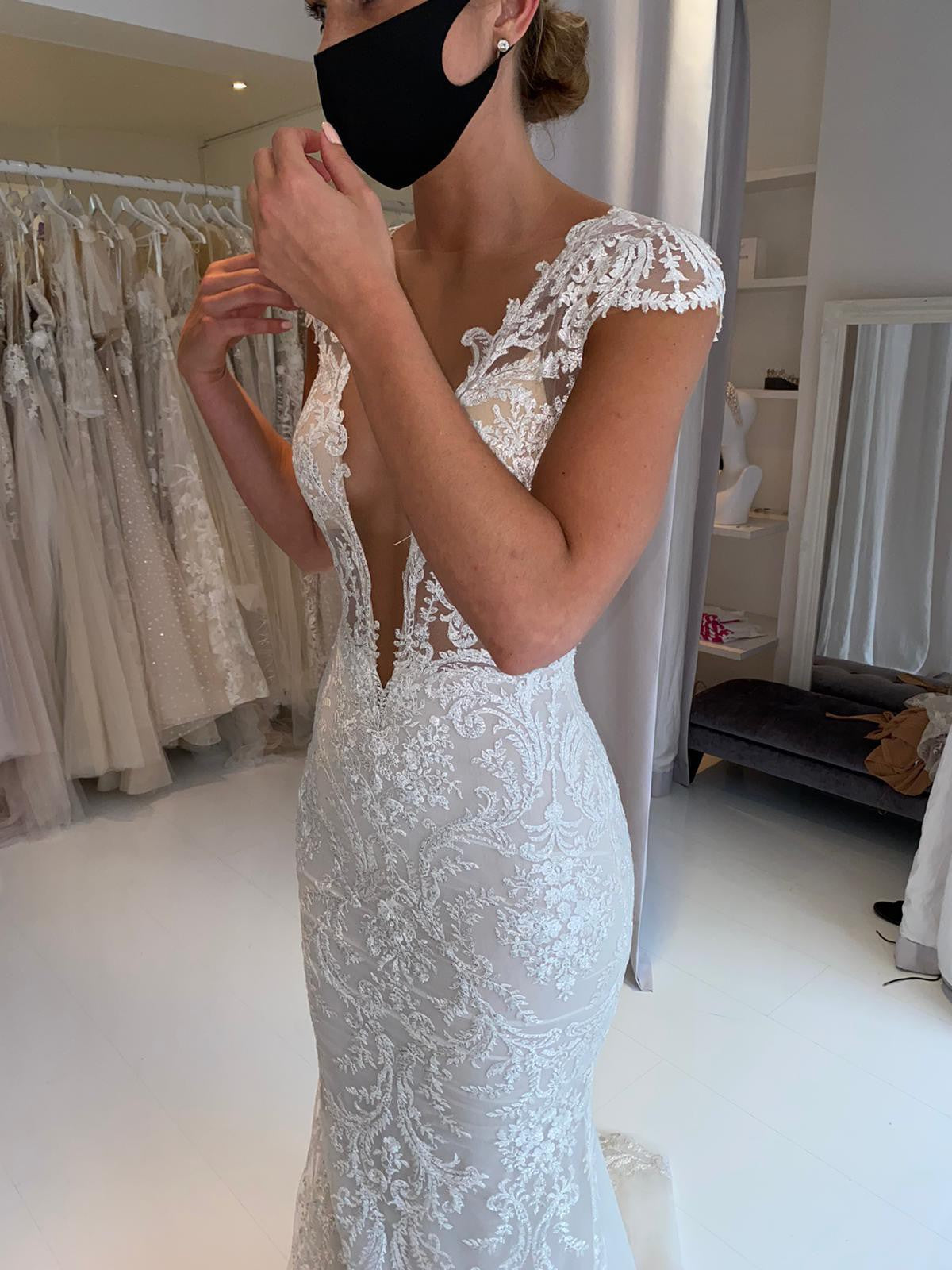 C2024-CS - Robe de mariée en dentelle à manches courtes et décolleté en V profond et sexy