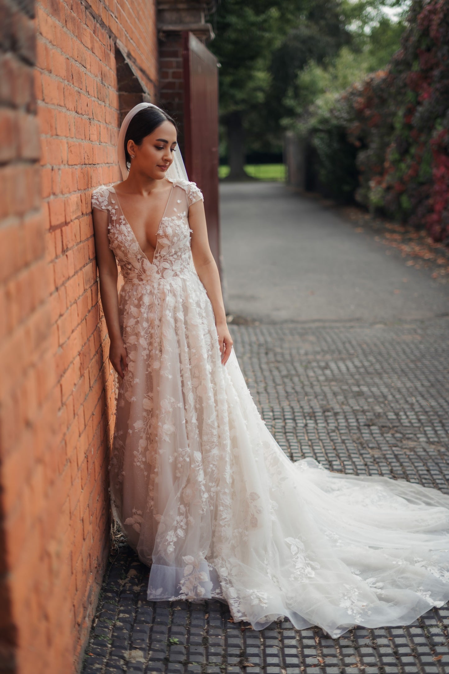 C2024-CS - robe de mariée trapèze à manches courtes avec décolleté en V transparent illusion