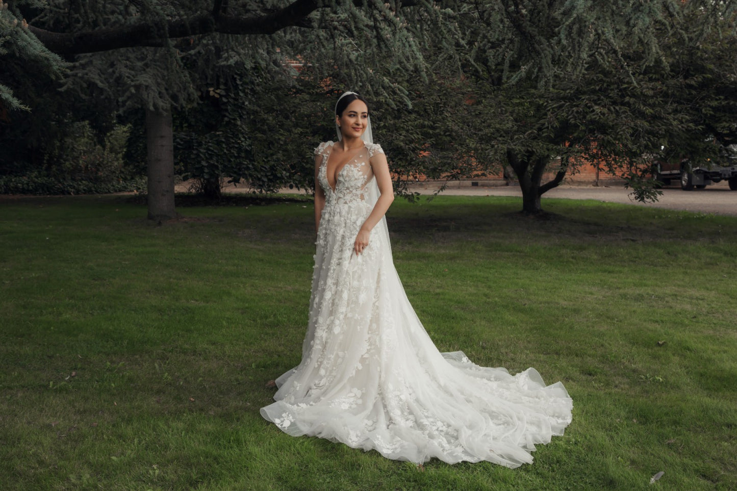 C2024-CS - robe de mariée trapèze à manches courtes avec décolleté en V transparent illusion