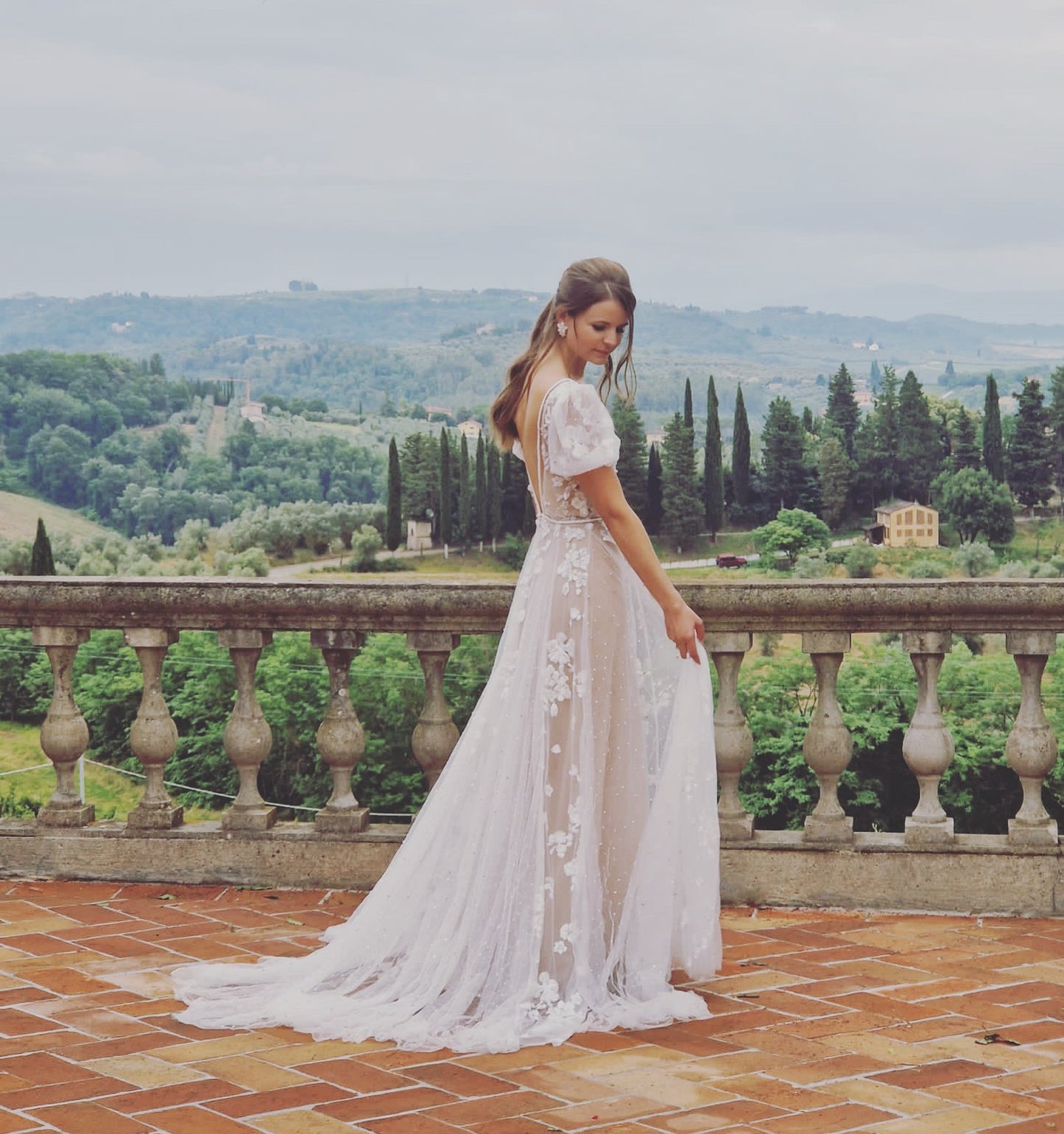 C2024-SSU5 - Robe de mariée fourreau à manches courtes bouffantes avec traîne amovible et ligne de buste en V