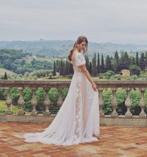 C2024-SSU5 - Robe de mariée fourreau à manches courtes bouffantes avec traîne amovible et ligne de buste en V