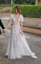 C2024-SSU5 - Robe de mariée fourreau à manches courtes bouffantes avec traîne amovible et ligne de buste en V