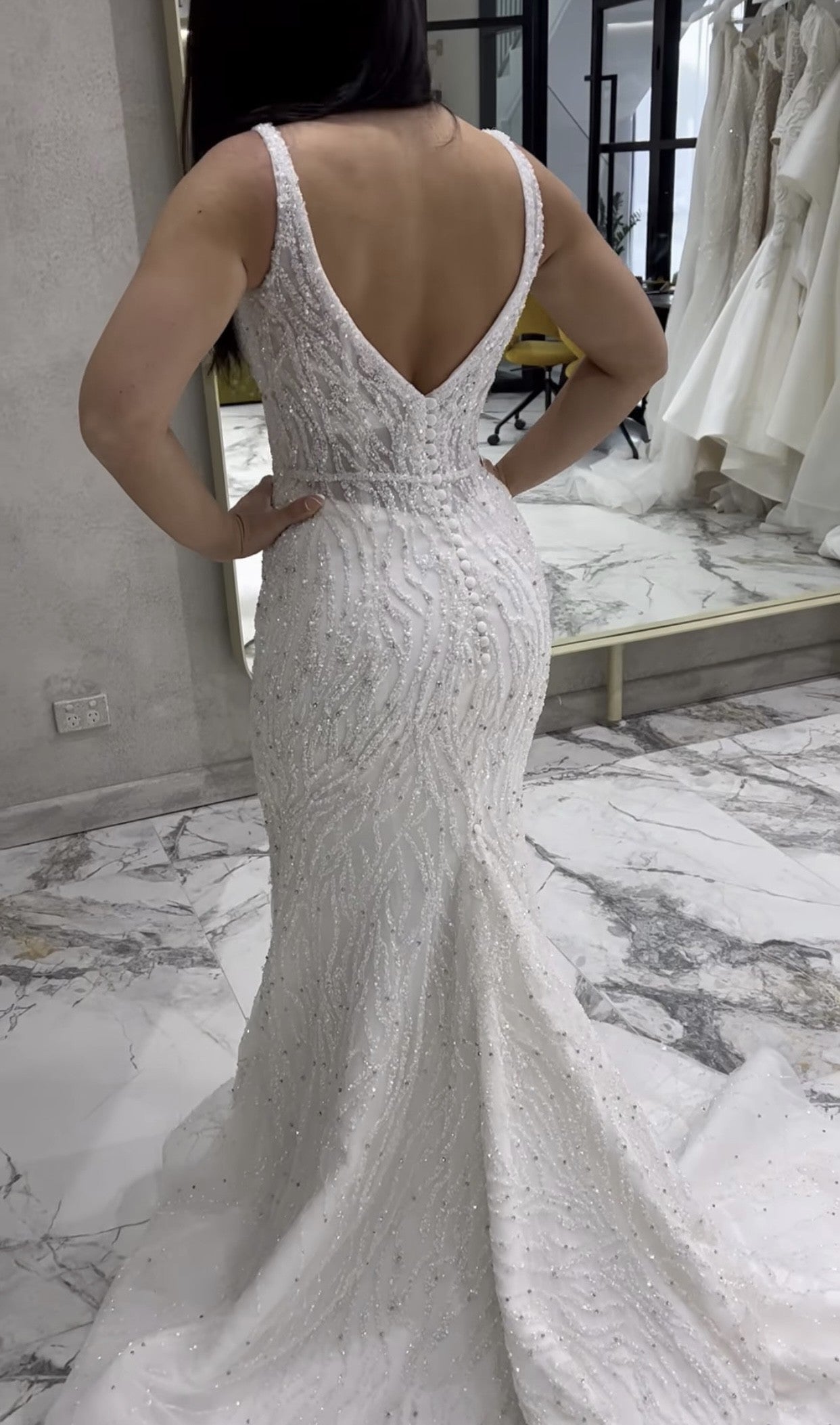 C2024-B81S - robe de mariée perlée avec ligne de buste ouverte et bretelles