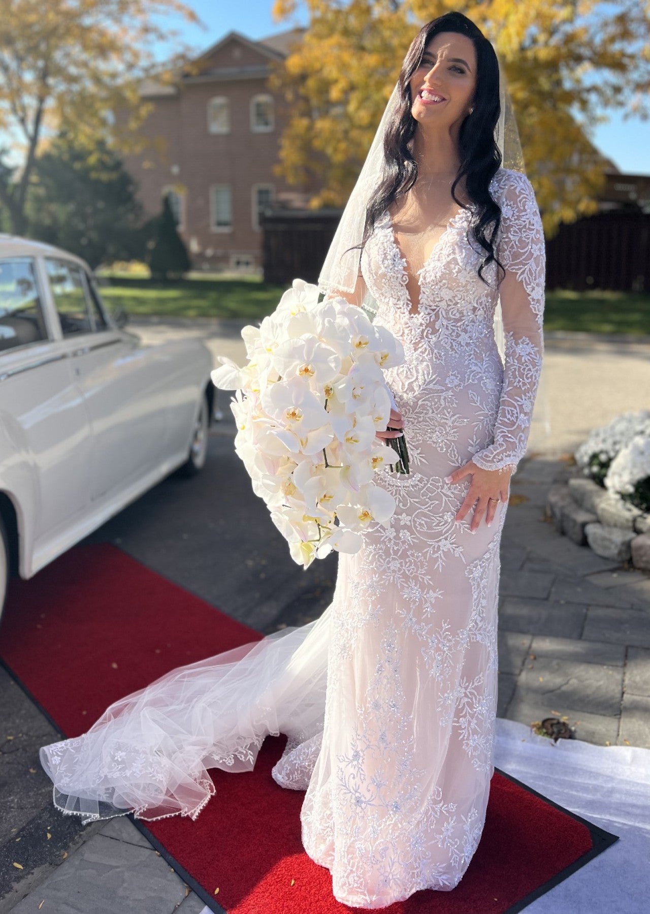 C2024-LS33V - Robe de mariée en dentelle à manches longues avec ligne de buste en V sexy