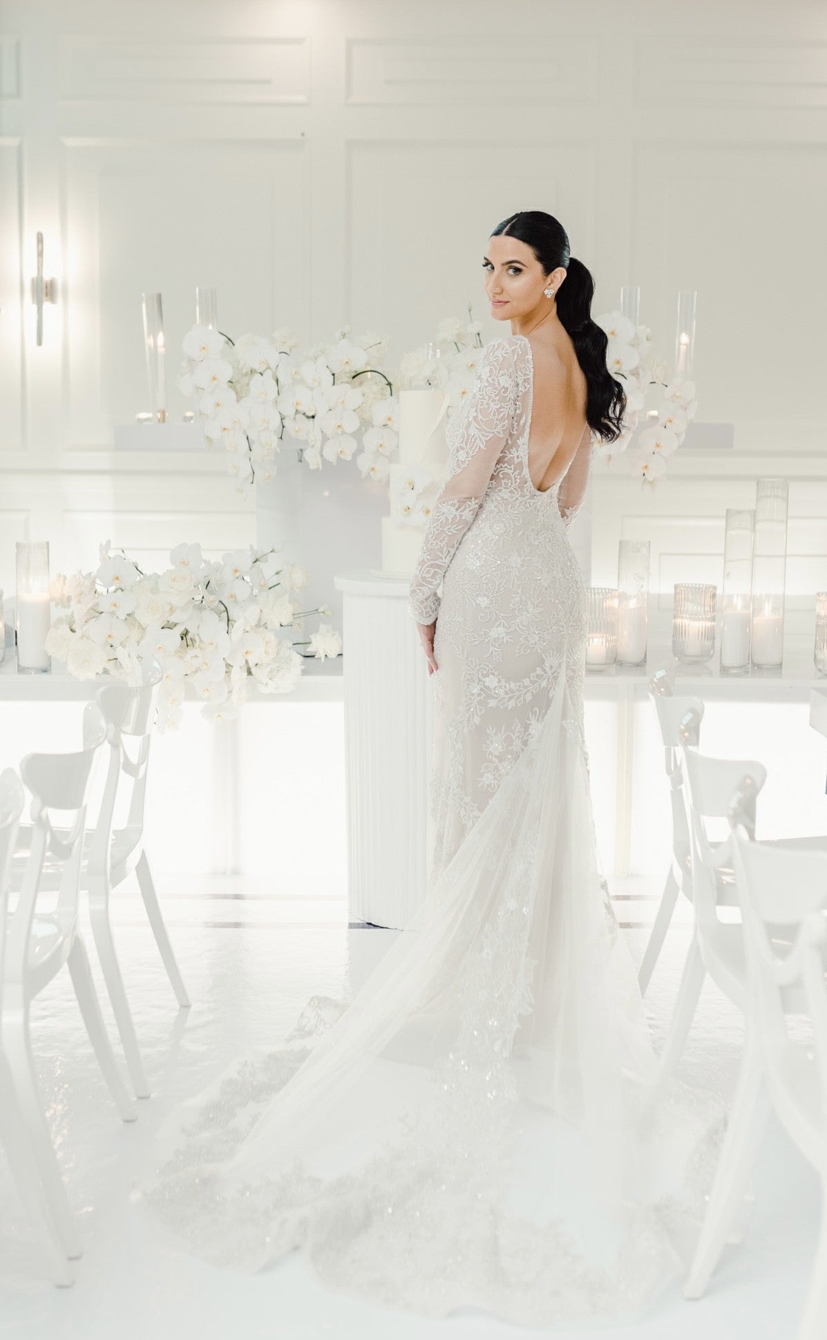 C2024-LS33V - Robe de mariée en dentelle à manches longues avec ligne de buste en V sexy