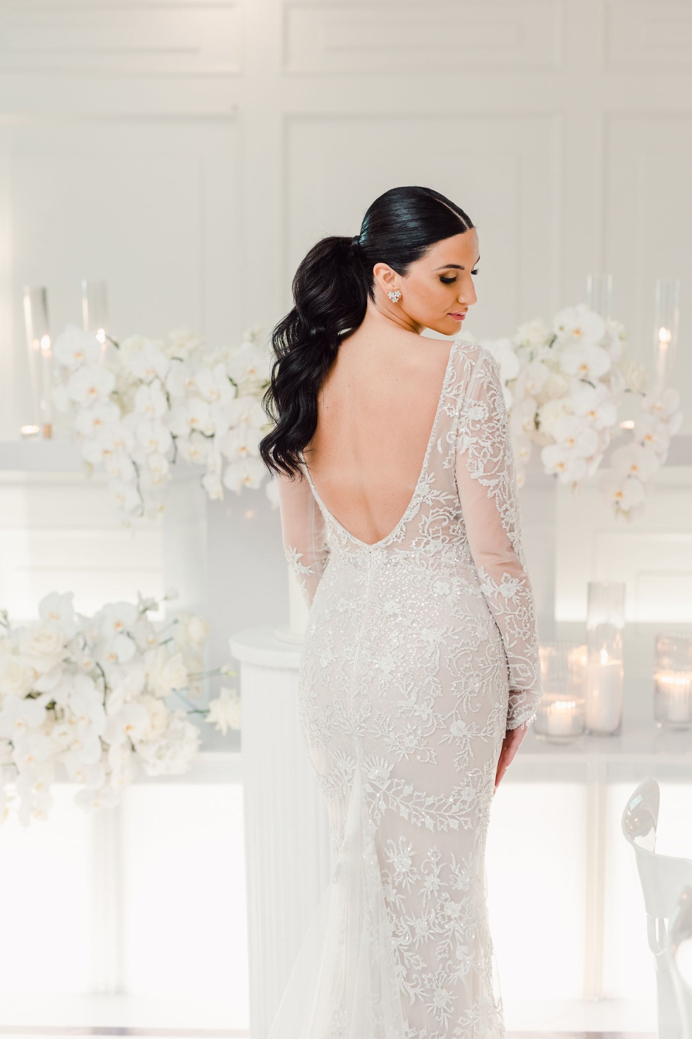 C2024-LS33V - Robe de mariée en dentelle à manches longues avec ligne de buste en V sexy