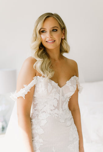 C2024-CF326 - Vestido de novia de encaje con hombros caídos y corpiño tipo corsé incorporado
