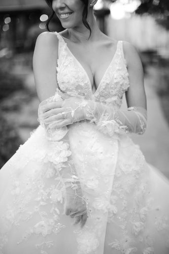 C2024-VBG53S - Vestido de novia sin mangas con escote en V y abertura en la pierna