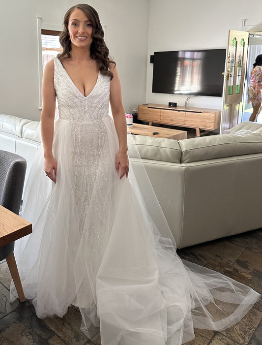 C2024-VSB639 - Robe de mariée perlée sans manches avec décolleté en V profond et sexy