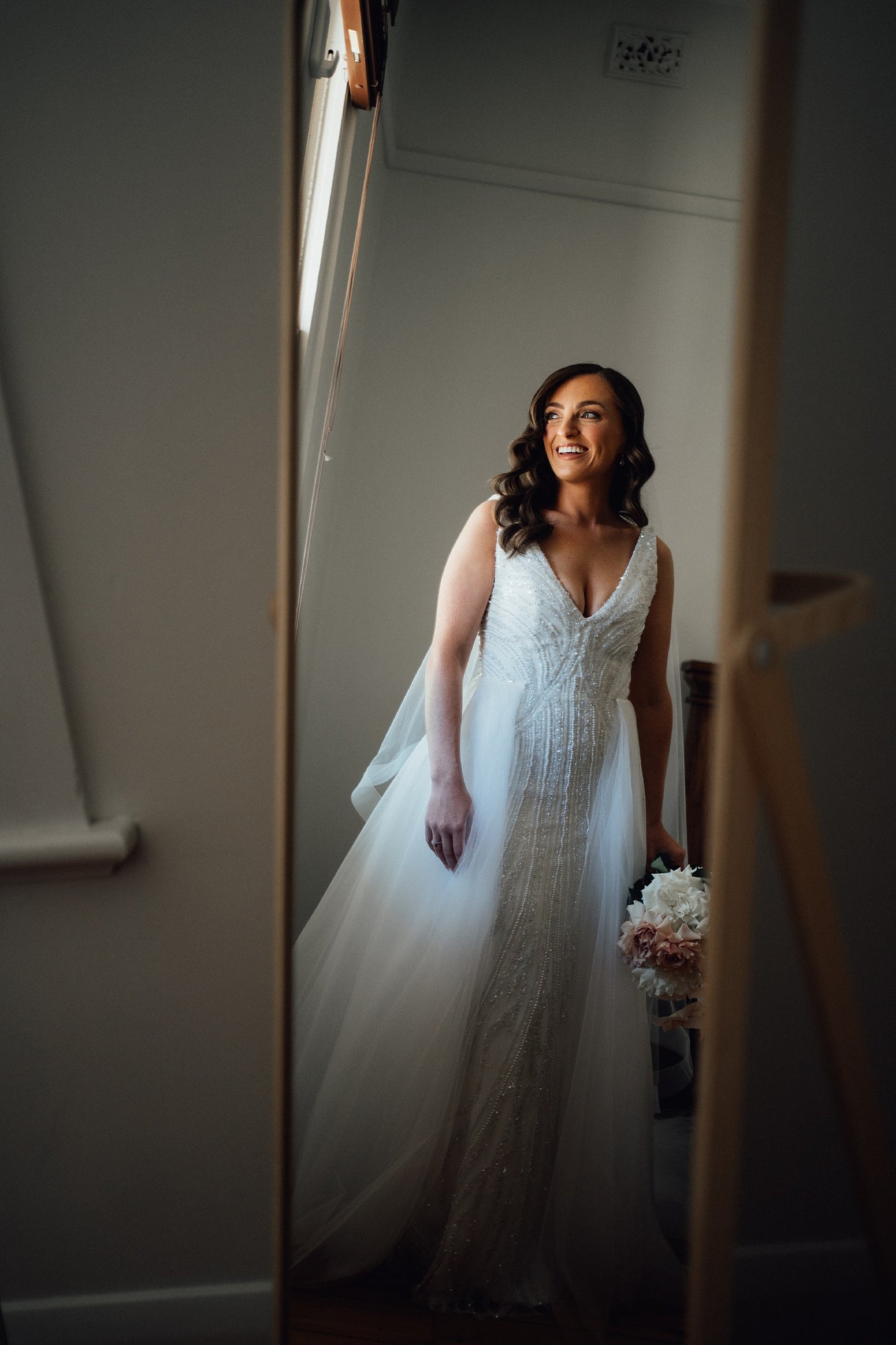 C2024-VSB639 - Robe de mariée perlée sans manches avec décolleté en V profond et sexy