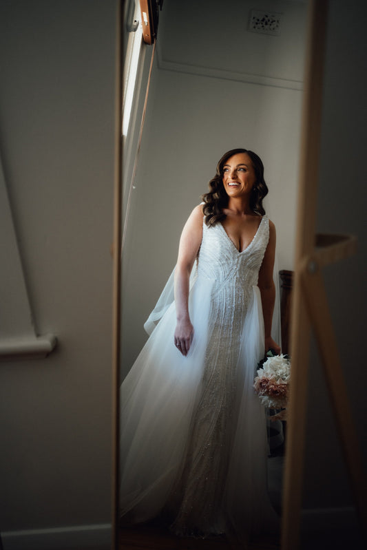 C2024-VSB639 - Robe de mariée perlée sans manches avec décolleté en V profond et sexy