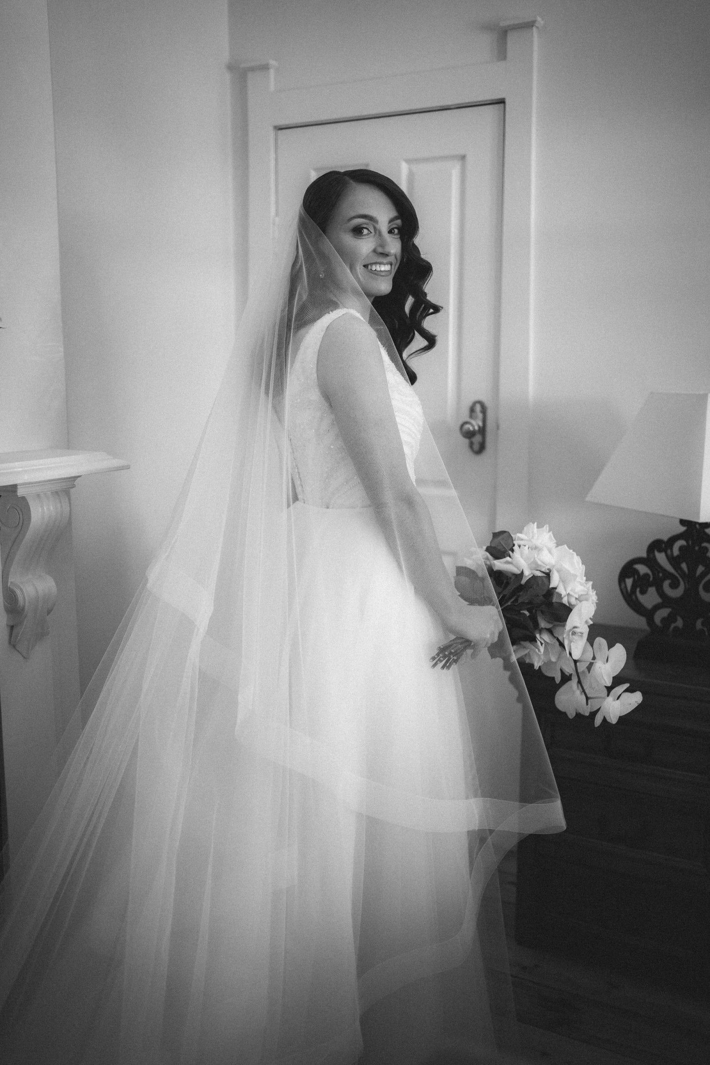 C2024-VSB639 - Robe de mariée perlée sans manches avec décolleté en V profond et sexy