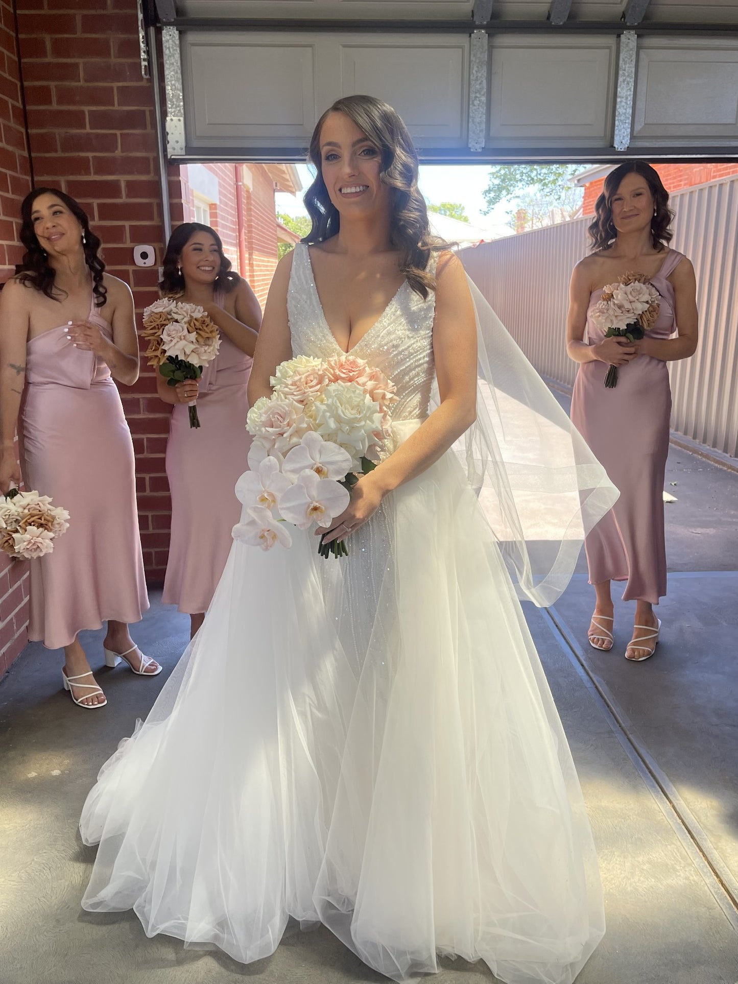 C2024-VSB639 - Robe de mariée perlée sans manches avec décolleté en V profond et sexy