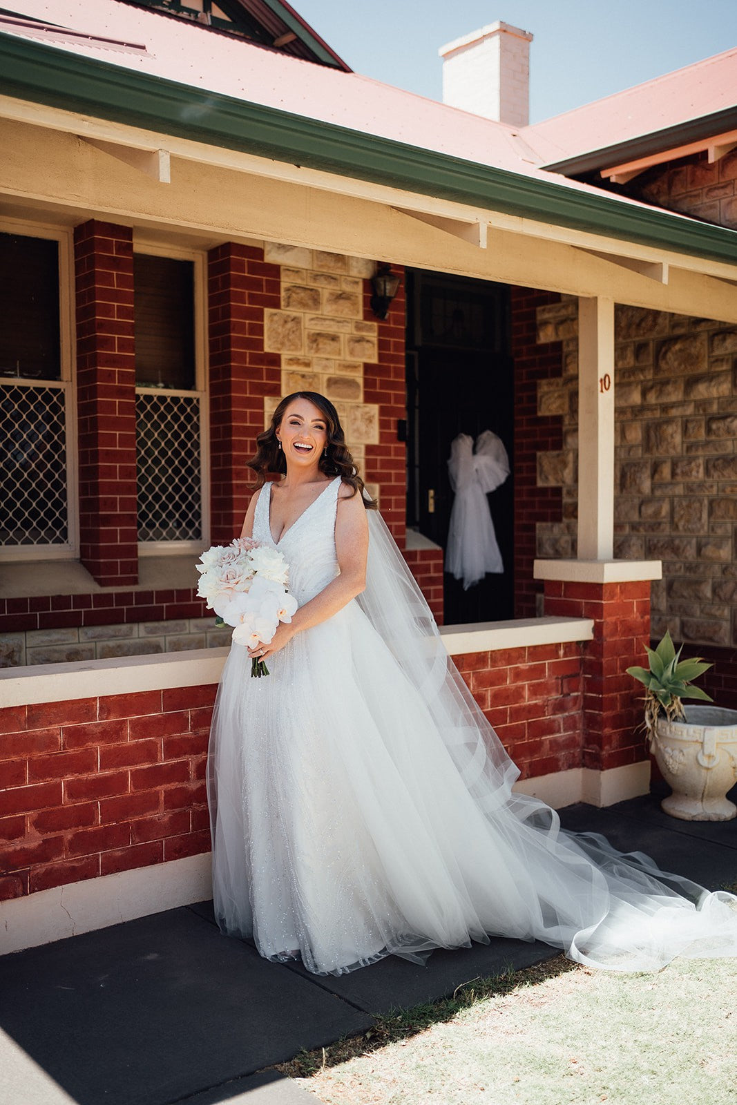 C2024-VSB639 - Robe de mariée perlée sans manches avec décolleté en V profond et sexy