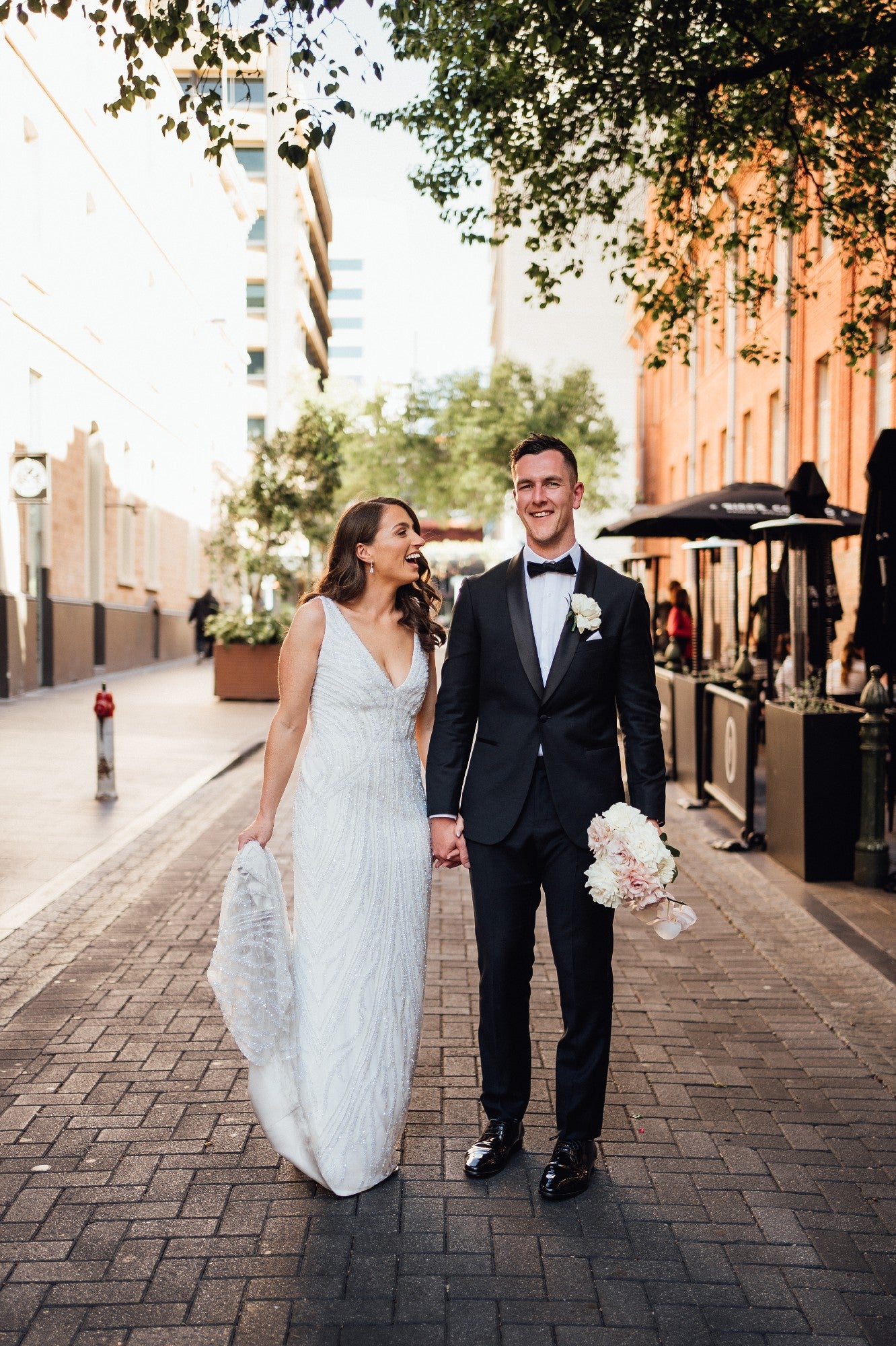 C2024-VSB639 - Robe de mariée perlée sans manches avec décolleté en V profond et sexy