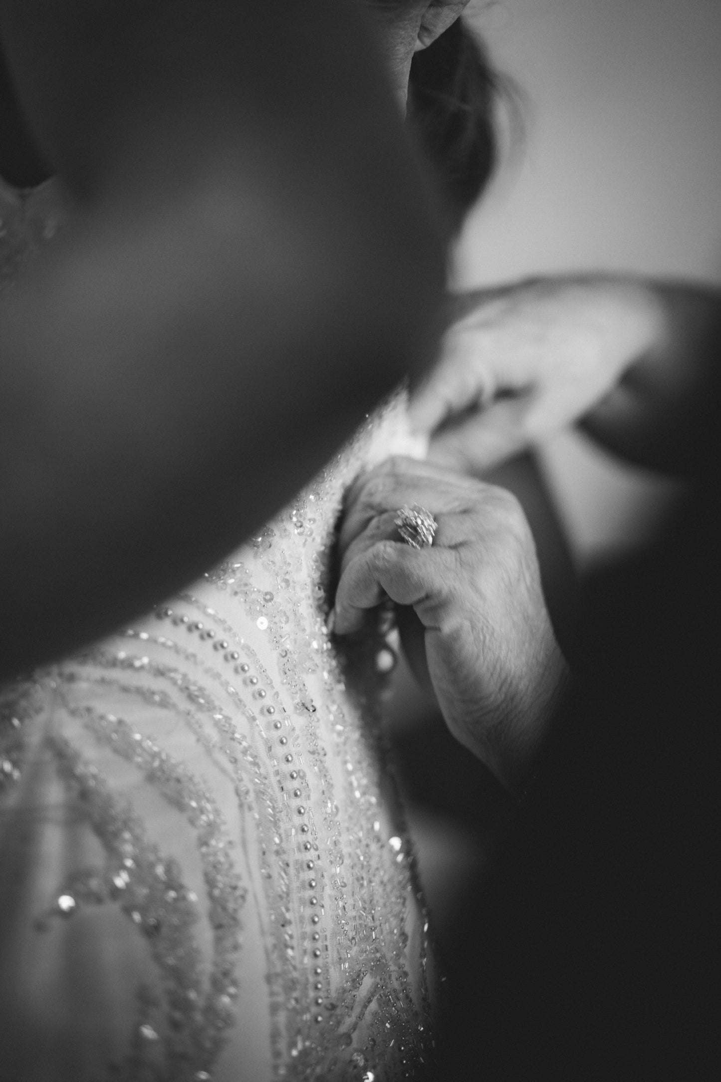 C2024-VSB639 - Robe de mariée perlée sans manches avec décolleté en V profond et sexy