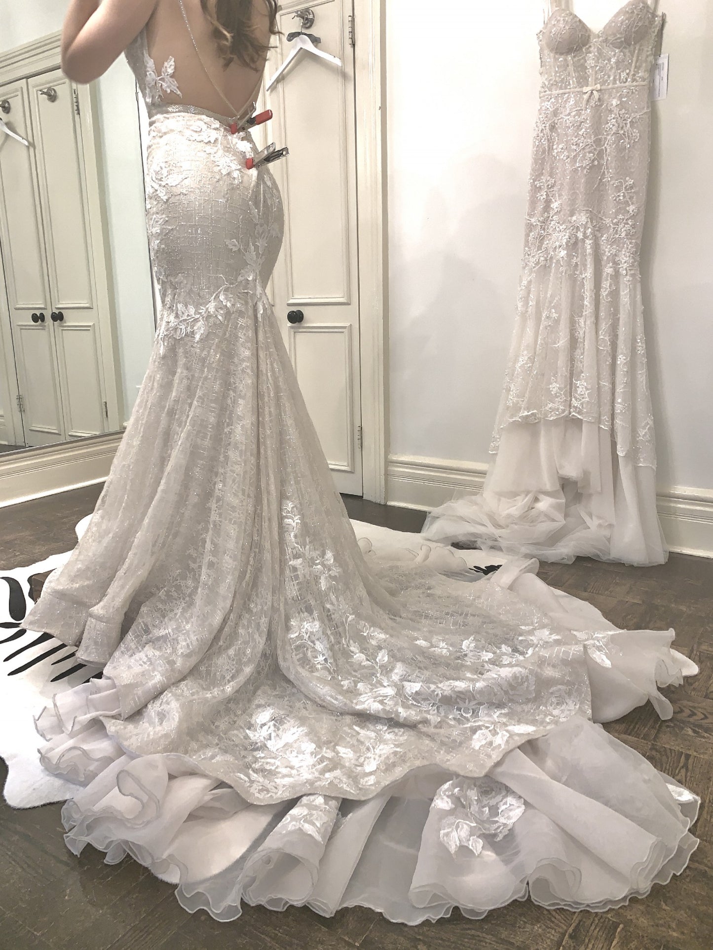 C2024-VF449 - Vestido de novia bordado, ajustado y con vuelo, sin mangas, con escote en V profundo y sexy