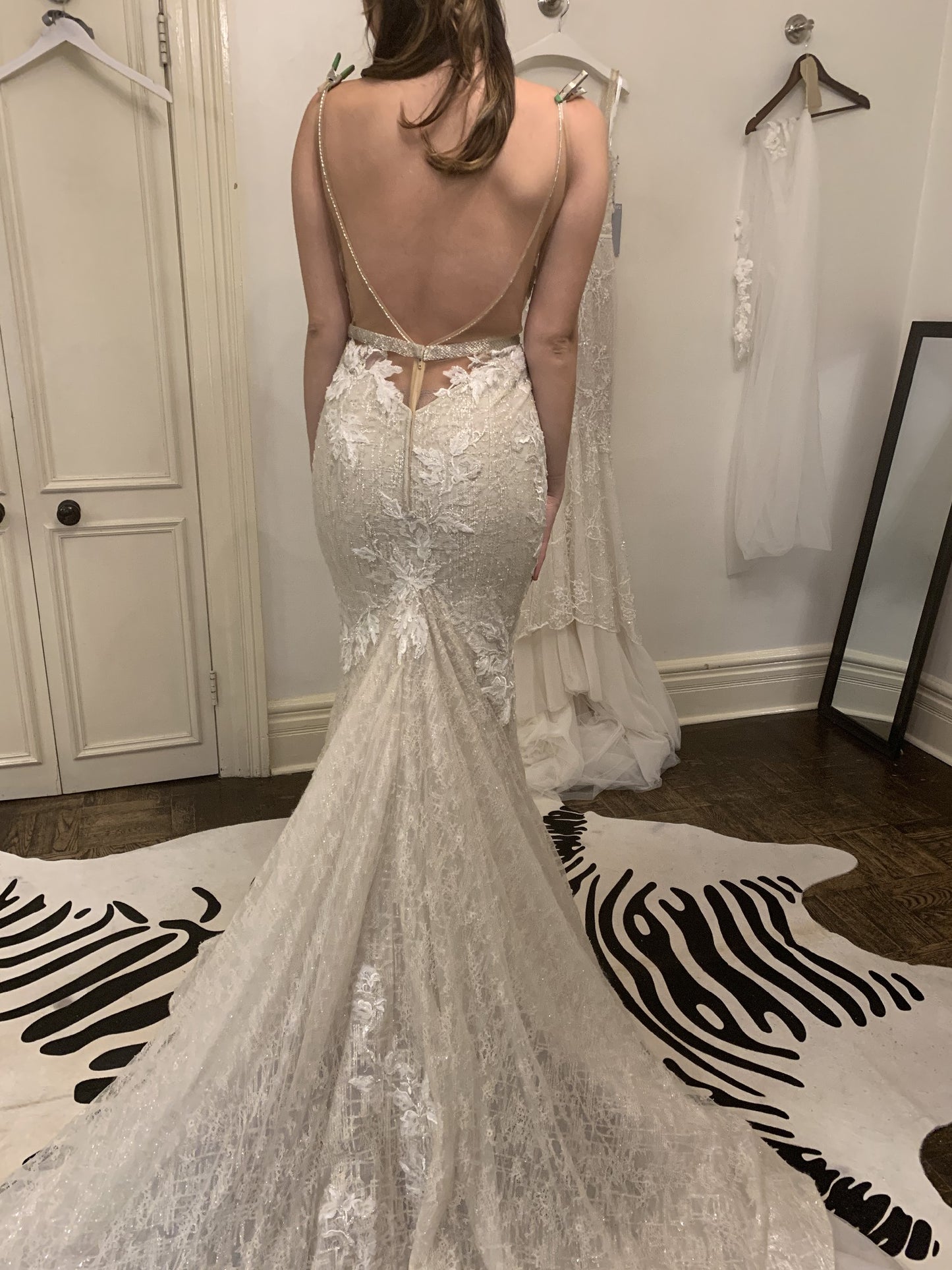C2024-VF449 - Vestido de novia bordado, ajustado y con vuelo, sin mangas, con escote en V profundo y sexy