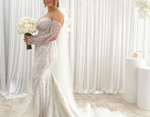 C2024-SLS659 - vestido de novia sin tirantes con pedrería y mangas transparentes desmontables