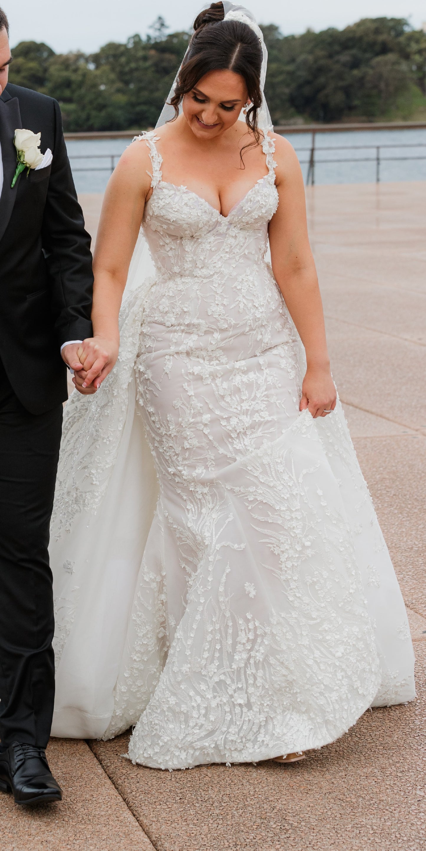 C2024-FF523 - robe de mariée ajustée de style sirène avec ornements de fleurs en 3D et jupe de robe de bal amovible
