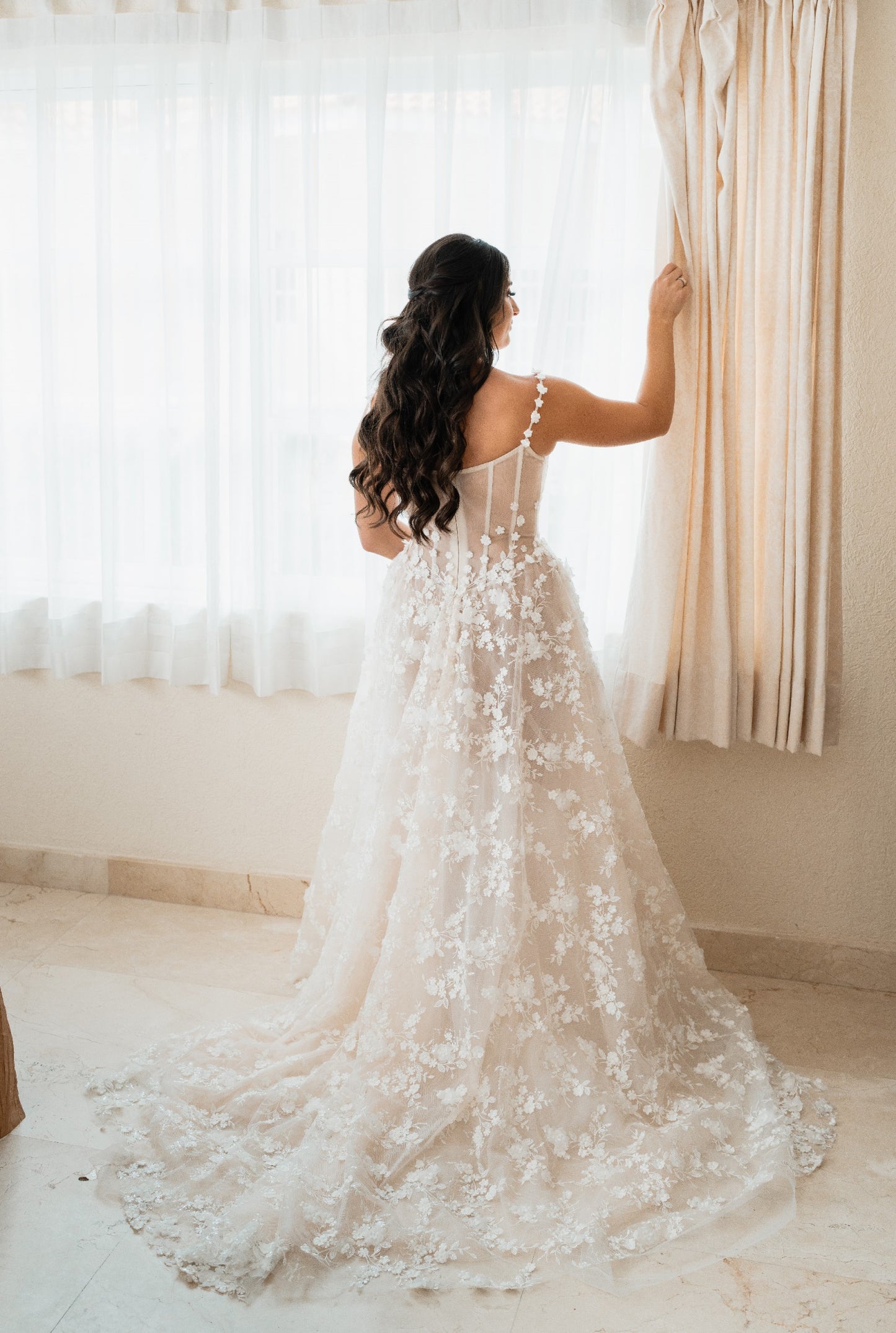 C2024-PS441 - Robe de mariée trapèze grande taille avec bretelles et décolleté dégagé