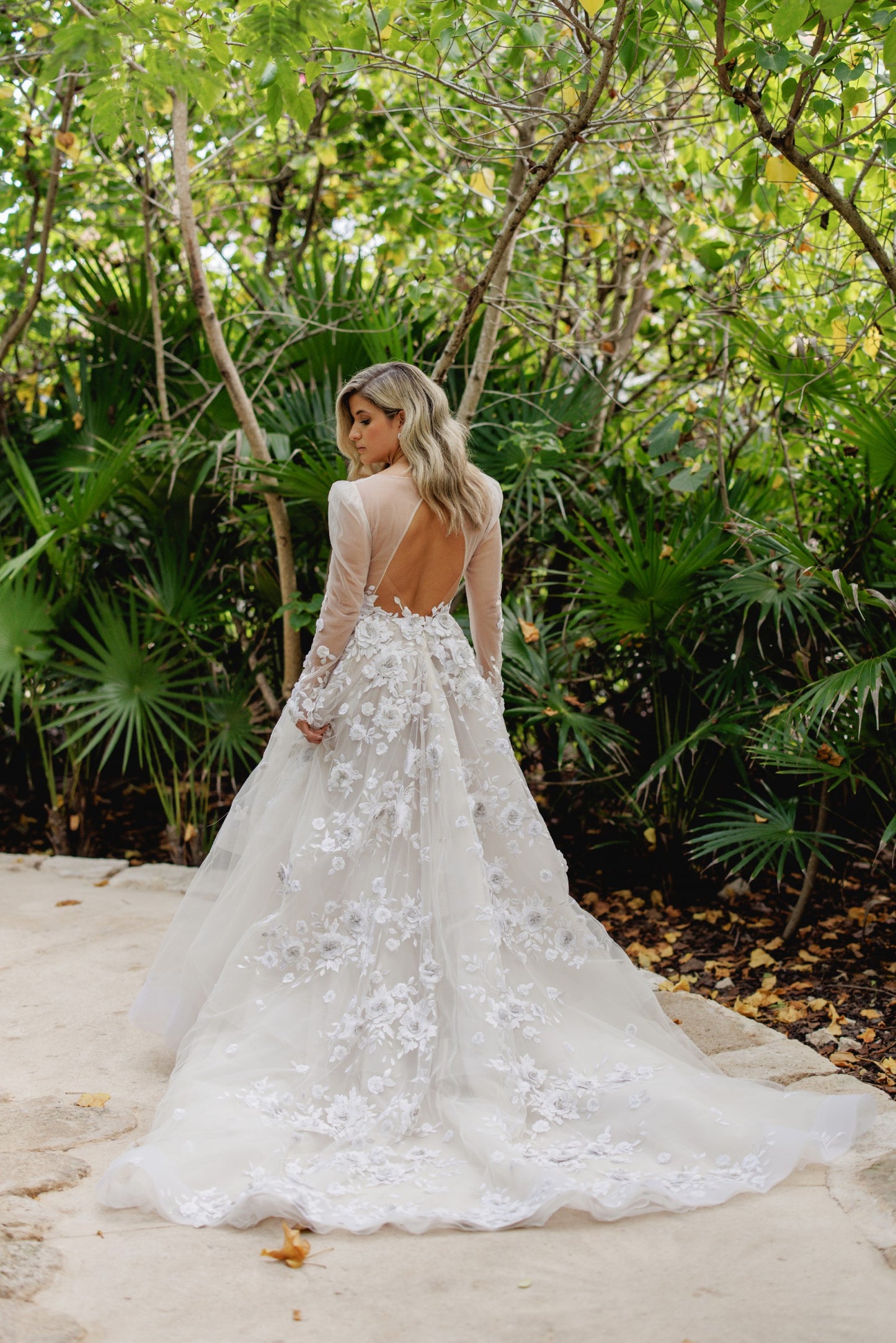 C2024-LSA43 - Robe de mariée transparente à manches longues avec col en V profond et jupe trapèze