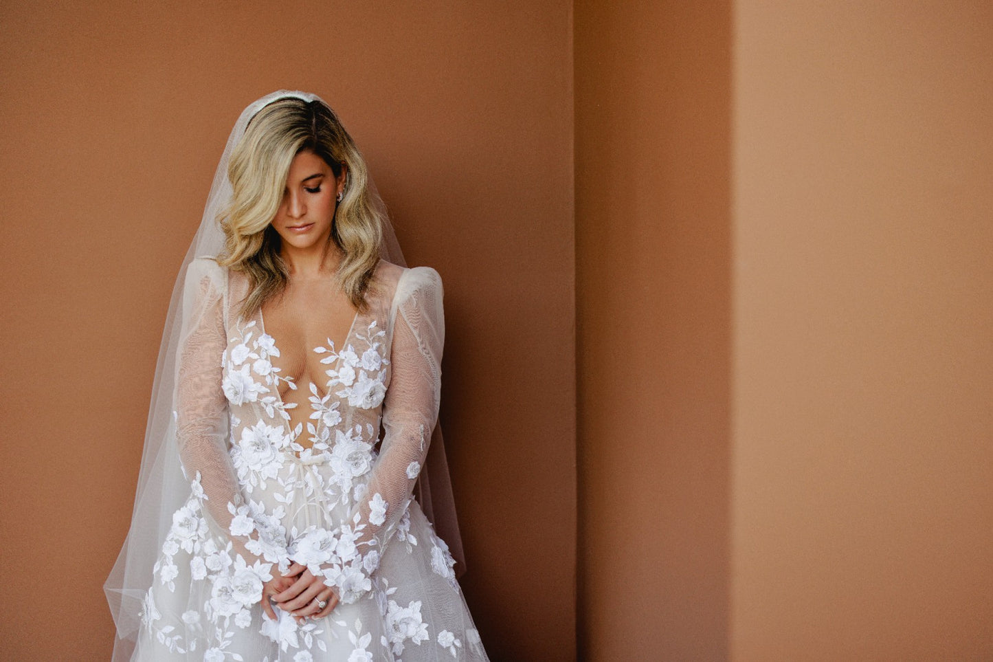 C2024-LSA43 - Robe de mariée transparente à manches longues avec col en V profond et jupe trapèze