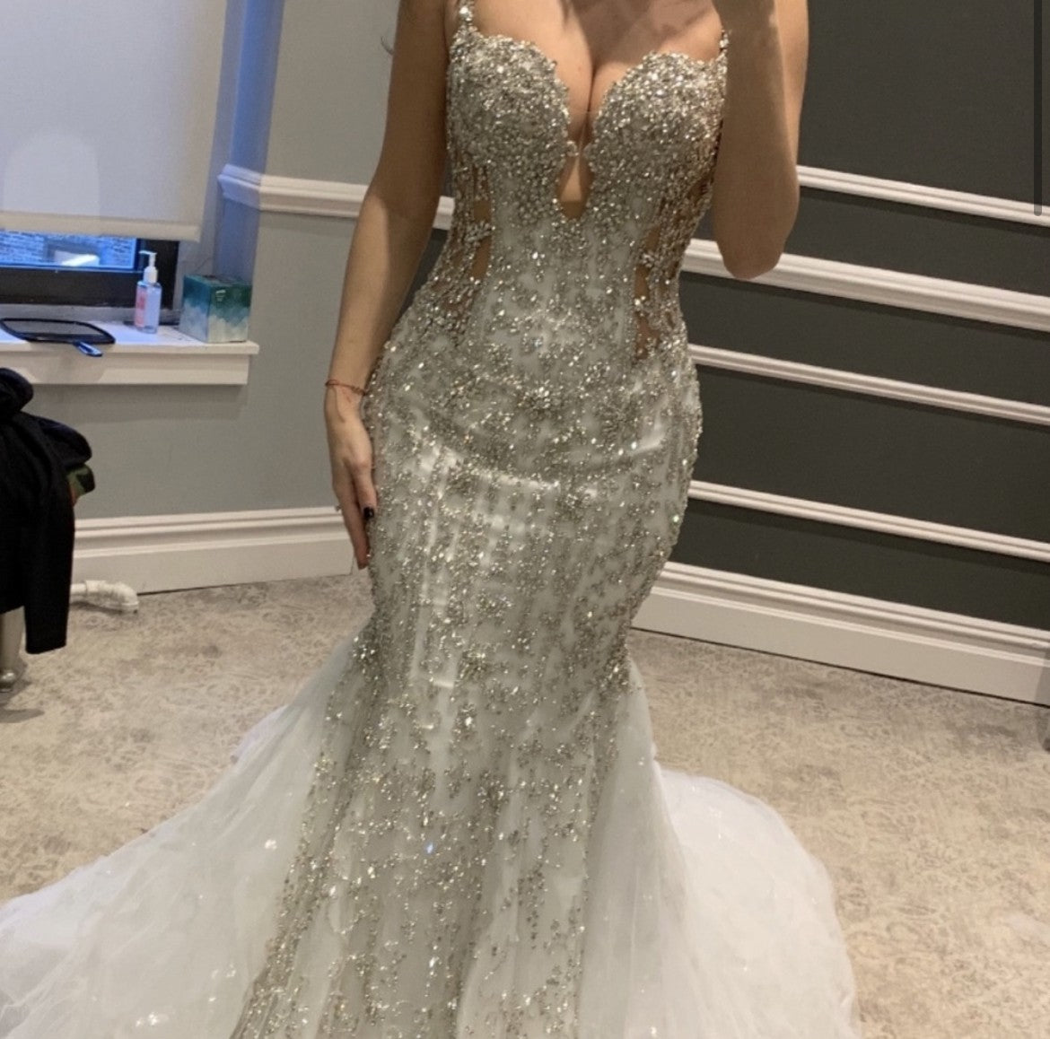 C2021-LS071 - Vestido de novia entallado y con vuelo y pedrería de cristal 