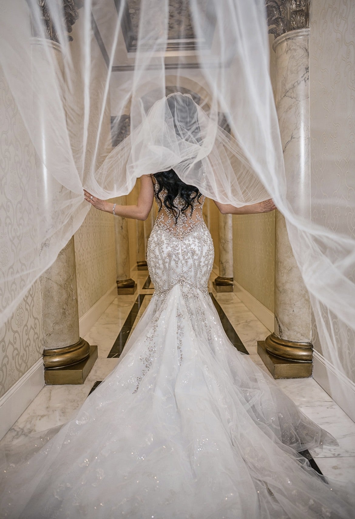 C2021-LS071 - Vestido de novia entallado y con vuelo y pedrería de cristal 