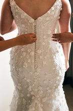 C2024-NAL212 - sleeveless v-neck wedding gown