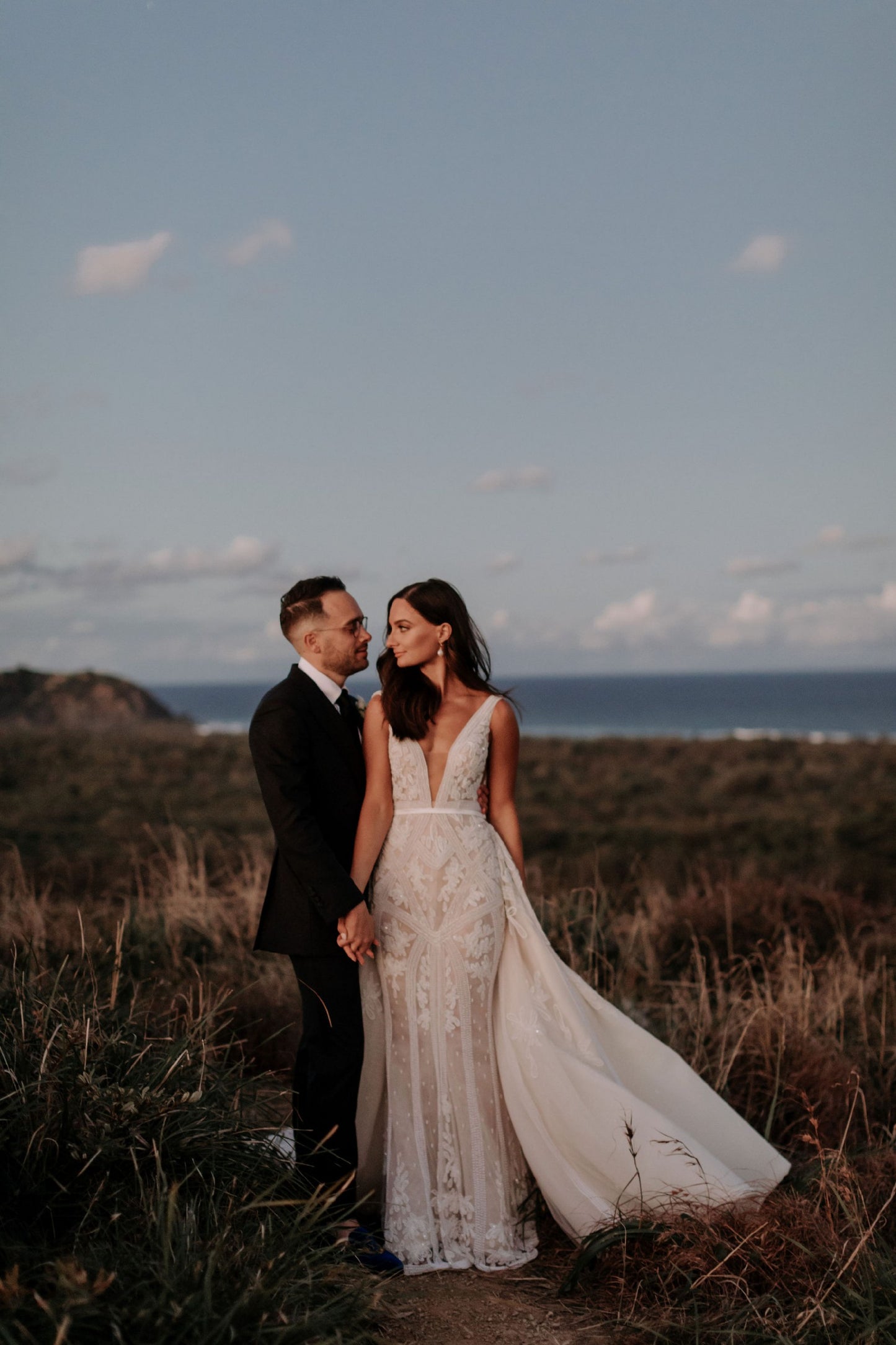 C2024-SK117 - sleeveless v-neck wedding gown