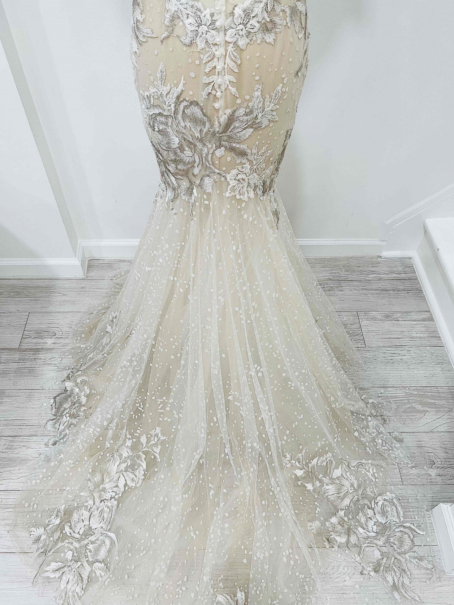 C2024-V88 - Vintage Style fit-to-flare wedding gown