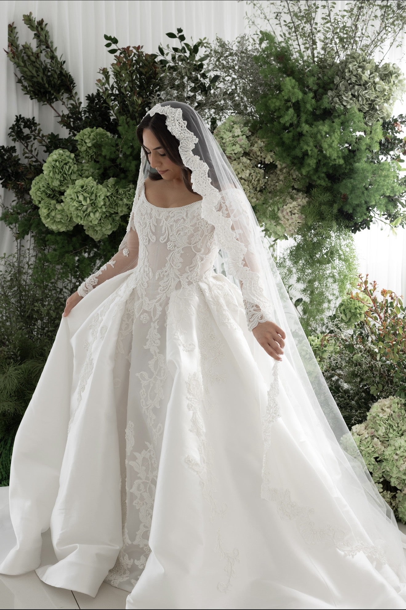 C2025-LDG05 - traditional scoop neck long sleeve beaded lace wedding gown