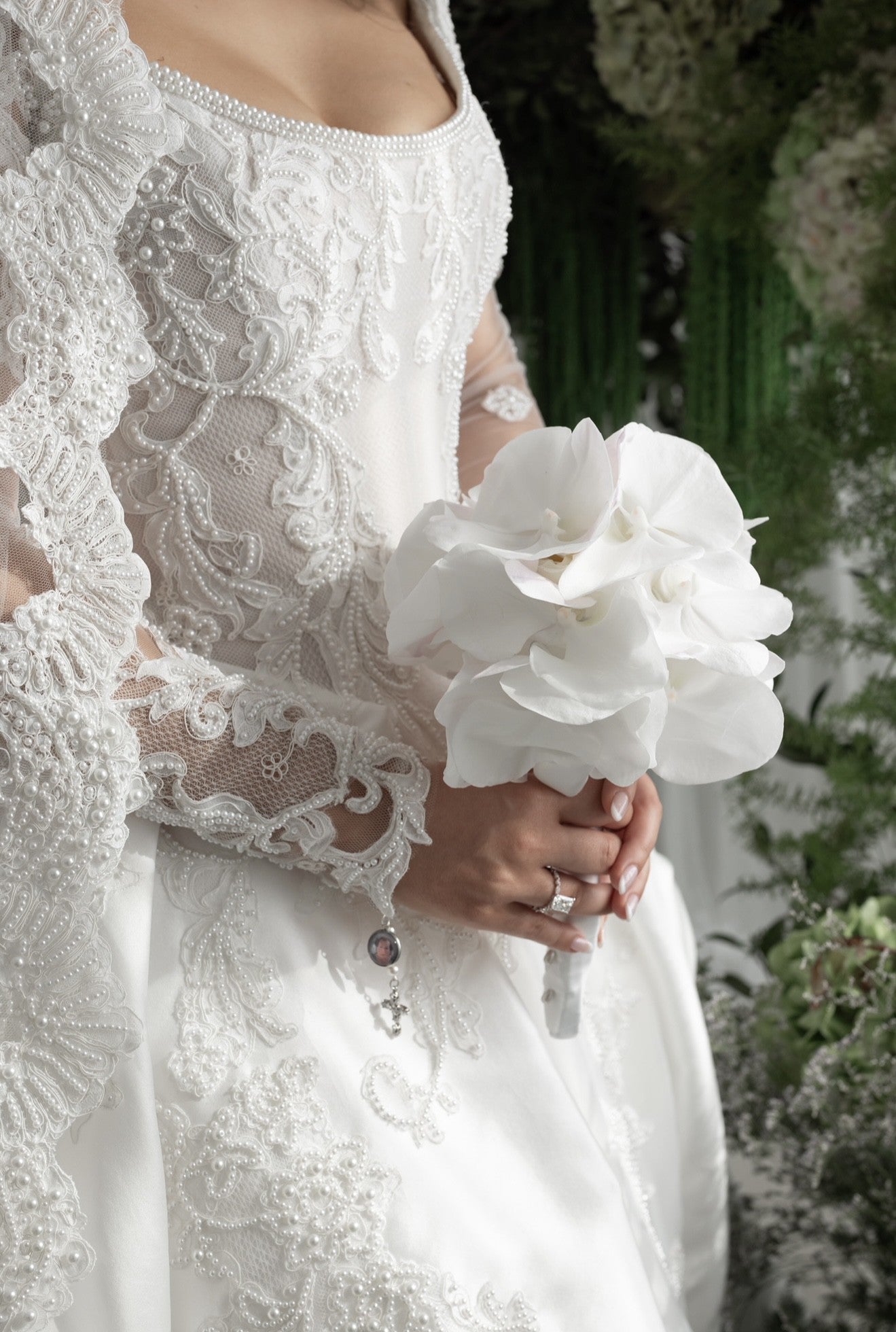 C2025-LDG05 - traditional scoop neck long sleeve beaded lace wedding gown