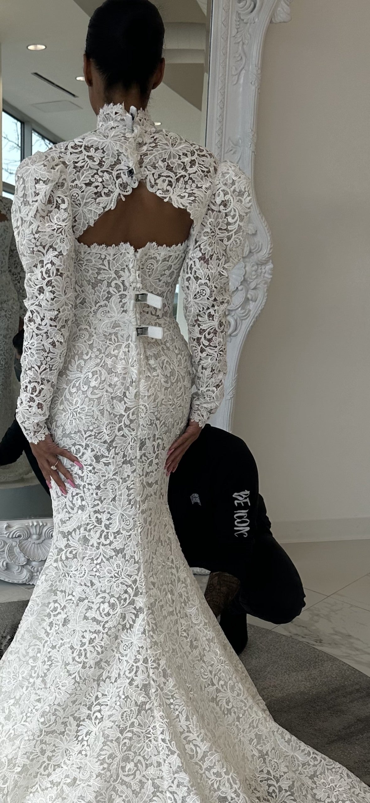 C2025-LPG9 - Long Sleeve Lace Wedding Gown