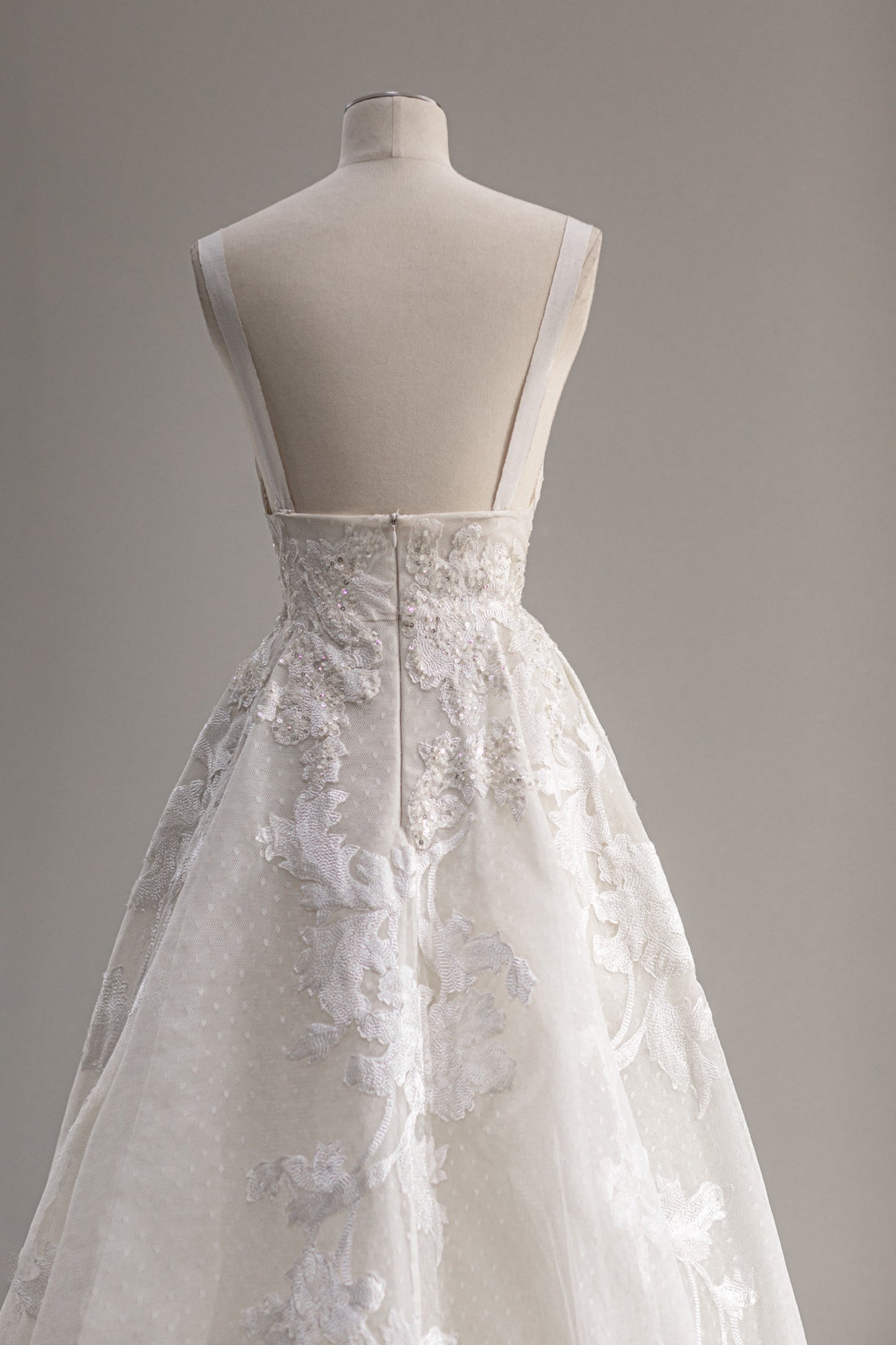 C2023-SB668 Sleeveless scoop neck wedding ball gown dress