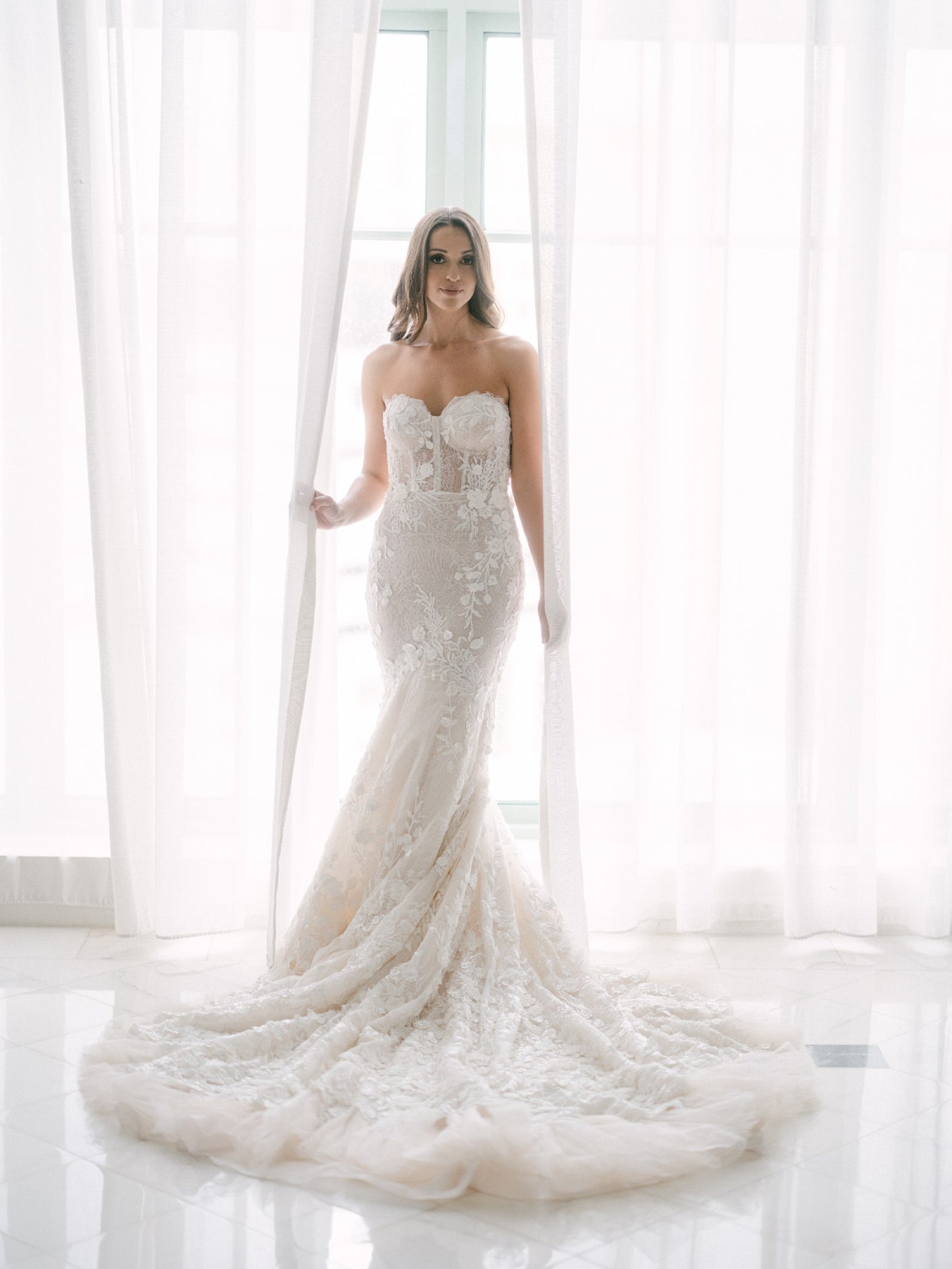 C2023-s443 - Robe de mariée sans bretelles en dentelle perlée, ajustée, style corset, avec traîne cathédrale