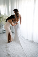 C2023-B638 - vestido de novia sin mangas con cuello en V y pedrería con falda desmontable