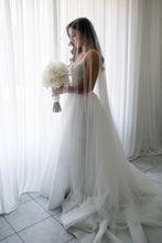 C2023-B638 - vestido de novia sin mangas con cuello en V y pedrería con falda desmontable