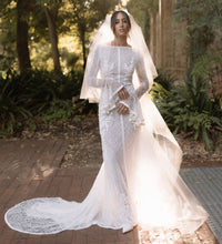 C2023-LSb22 - vestido de novia de manga trompeta larga con pedrería cruzada y entramado